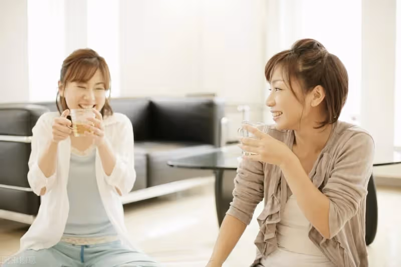 坐月子期間「丈夫出軌閨蜜」！她發現後淡定邀小三同住　不到1個月「丈夫崩潰」求原諒！