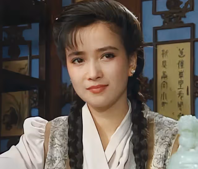 婚姻僅維持8年！《青青河邊草》女星患腦瘤神隱「22歲兒子剛大學畢業」前夫帶第四任妻「現身典禮會場」