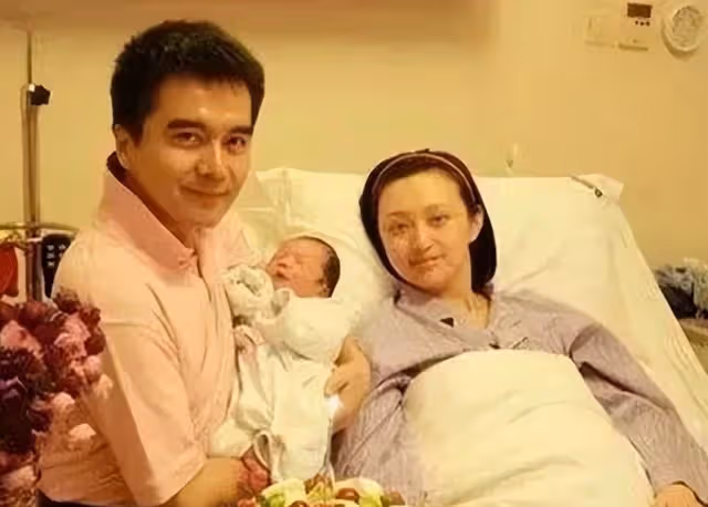 婚姻僅維持8年！《青青河邊草》女星患腦瘤神隱「22歲兒子剛大學畢業」前夫帶第四任妻「現身典禮會場」