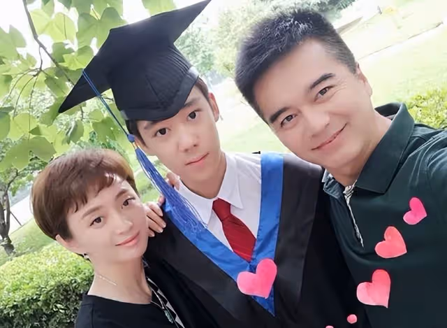 婚姻僅維持8年！《青青河邊草》女星患腦瘤神隱「22歲兒子剛大學畢業」前夫帶第四任妻「現身典禮會場」