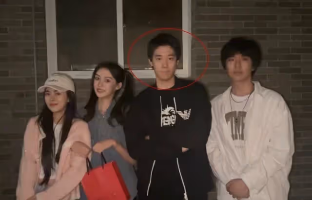 婚姻僅維持8年！《青青河邊草》女星患腦瘤神隱「22歲兒子剛大學畢業」前夫帶第四任妻「現身典禮會場」