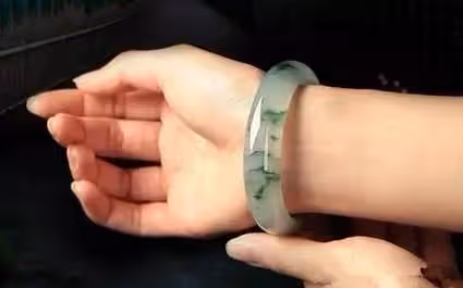 為什麼女人的左手不能戴手鐲?別傻傻不懂裝懂,其中大有門道,不是迷信,趕緊看看