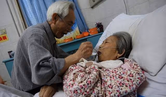 97歲的母親患老年痴呆,五個子女熬走倆,這種長壽簡直是災難