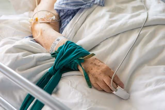 97歲的母親患老年痴呆,五個子女熬走倆,這種長壽簡直是災難