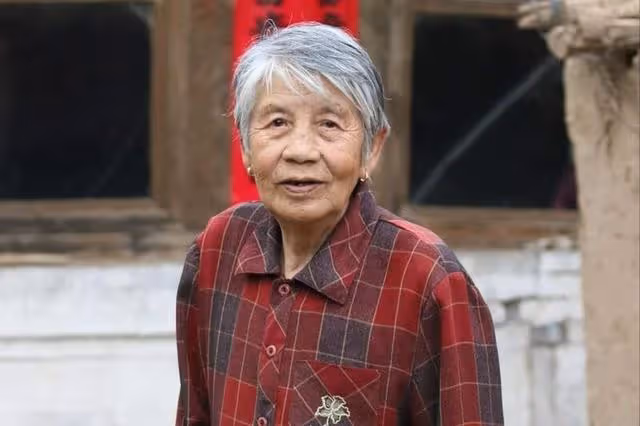 讓我借錢給舅舅出彩禮,我不情願,姥姥大吼:女孩要錢幹什麼