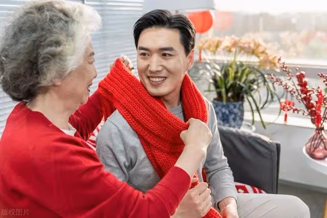 讓我借錢給舅舅出彩禮，我不情願，姥姥大吼：女孩要錢幹什麼