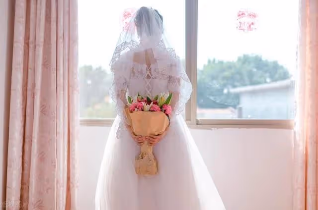 我結婚時二叔陪嫁10萬,堂妹結婚我想加倍送賀禮,二嬸卻執意不收
