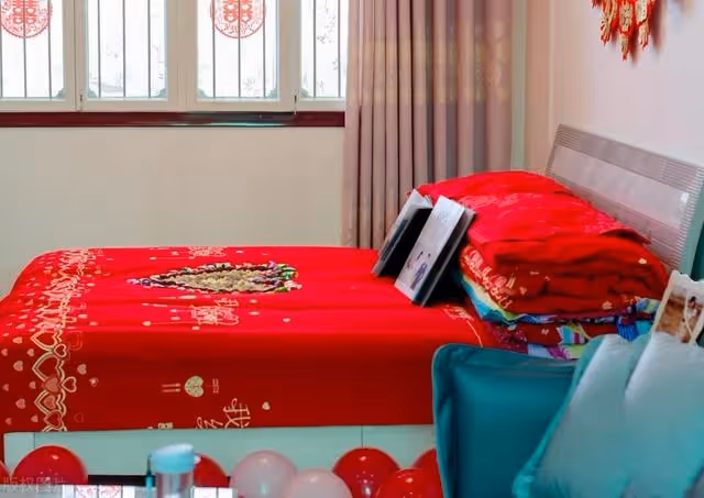 我結婚時二叔陪嫁10萬,堂妹結婚我想加倍送賀禮,二嬸卻執意不收