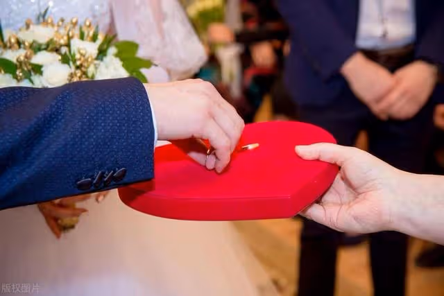 我結婚時二叔陪嫁10萬,堂妹結婚我想加倍送賀禮,二嬸卻執意不收