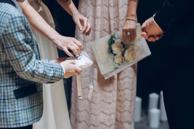 我結婚時二叔陪嫁10萬,堂妹結婚我想加倍送賀禮,二嬸卻執意不收