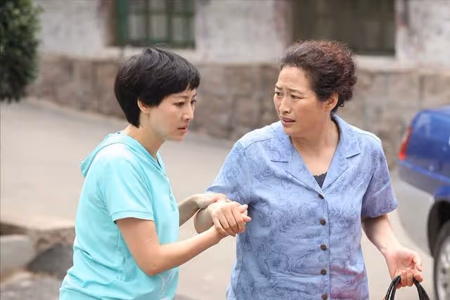 我用小金庫給兒子還貸,突然看到兒媳烹蝦燉雞,我決定不再給錢