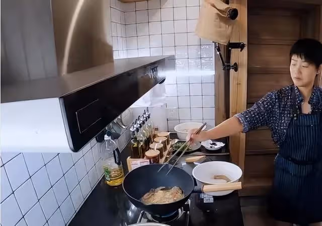我用小金庫給兒子還貸,突然看到兒媳烹蝦燉雞,我決定不再給錢