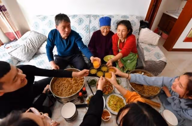我用小金庫給兒子還貸,突然看到兒媳烹蝦燉雞,我決定不再給錢