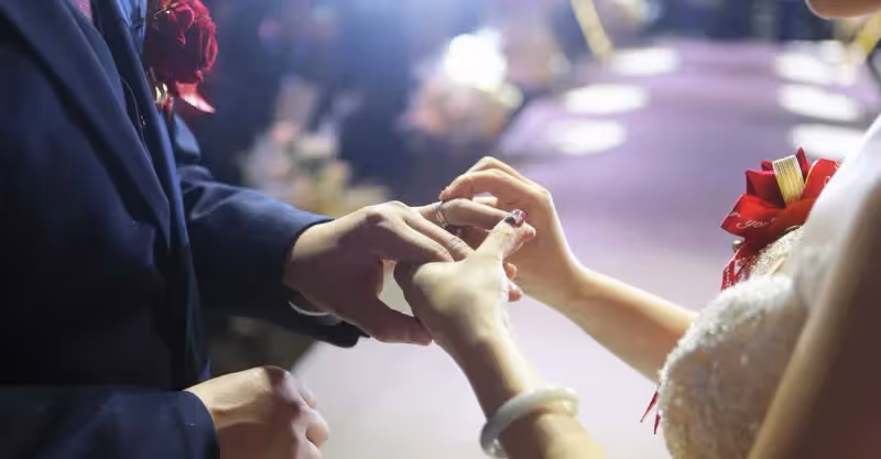 女兒33歲結婚，我送38萬嫁妝，她大包小包回門，我氣得換了卡密碼