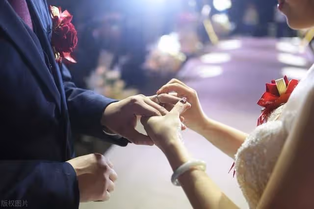 女兒33歲結婚,我送38萬嫁妝,她大包小包回門,我氣得換了卡密碼