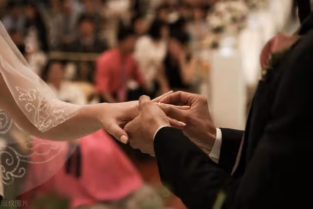 女兒33歲結婚，我送38萬嫁妝，她大包小包回門，我氣得換了卡密碼