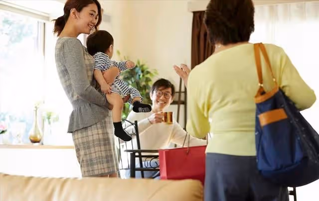 賣房幫忙帶孫6年,兒媳欲給10萬打發我,我果斷多年補貼的錢要回