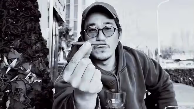 張國立兒子定居泰國！開千萬豪車抽頂級雪茄，近照滄桑頹廢狀態很差
