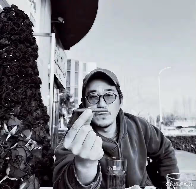張國立兒子定居泰國!開千萬豪車抽頂級雪茄,近照滄桑頹廢狀態很差
