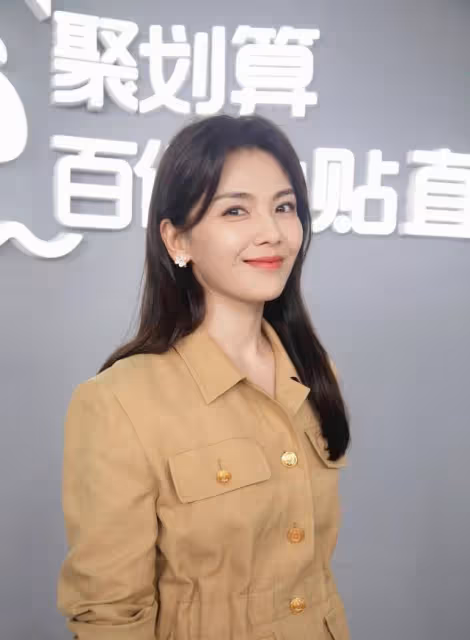 劉濤是標準的辣妹,他身穿卡其色西裝,幹練幹練,她優雅而優雅