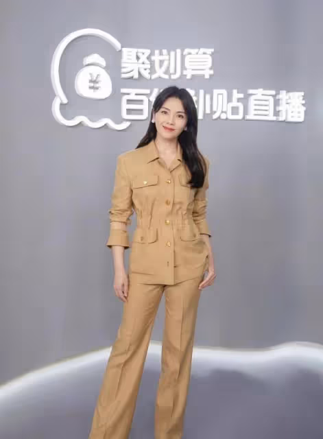 劉濤是標準的辣妹,他身穿卡其色西裝,幹練幹練,她優雅而優雅