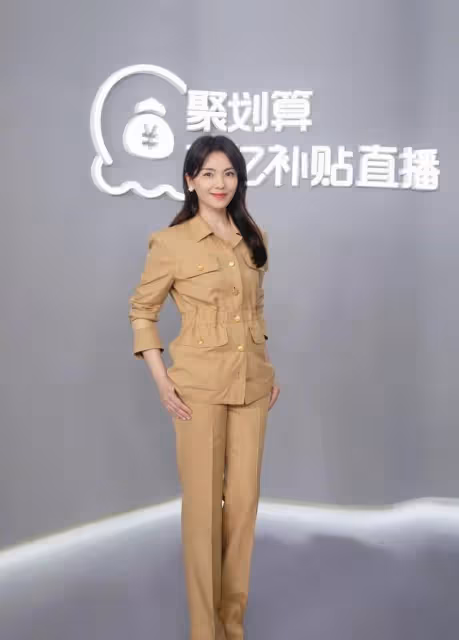 劉濤是標準的辣妹,他身穿卡其色西裝,幹練幹練,她優雅而優雅