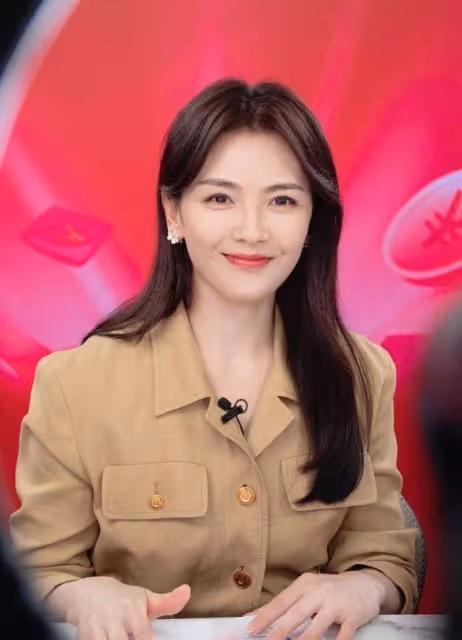劉濤是標準的辣妹,他身穿卡其色西裝,幹練幹練,她優雅而優雅