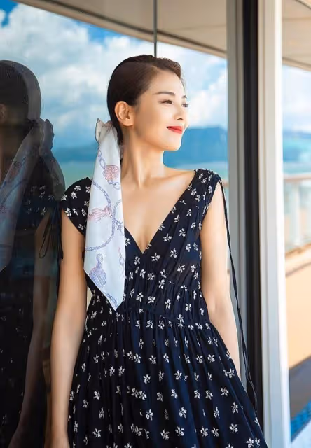 劉濤是標準的辣妹,他身穿卡其色西裝,幹練幹練,她優雅而優雅
