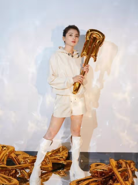 劉濤是標準的辣妹,他身穿卡其色西裝,幹練幹練,她優雅而優雅