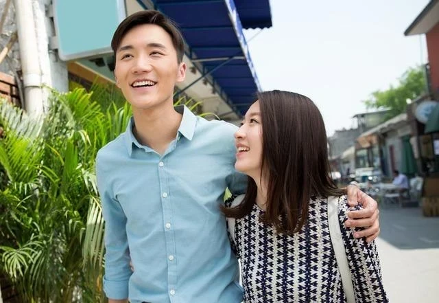離婚後，我帶著新婚妻子去前妻家炫耀，鄰居：她走了6年了！