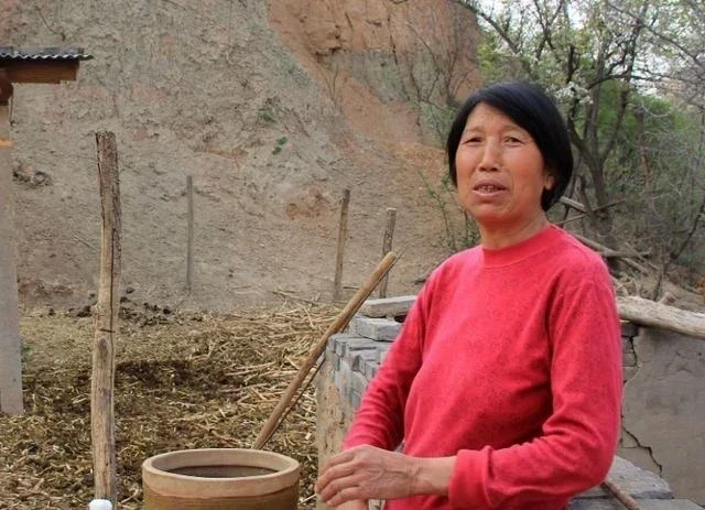 離婚後，我帶著新婚妻子去前妻家炫耀，鄰居：她走了6年了！