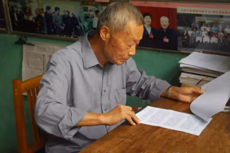 一雙布鞋穿30年,68年捐600萬幫2300多人,85歲老人為山區孩子奉獻終生