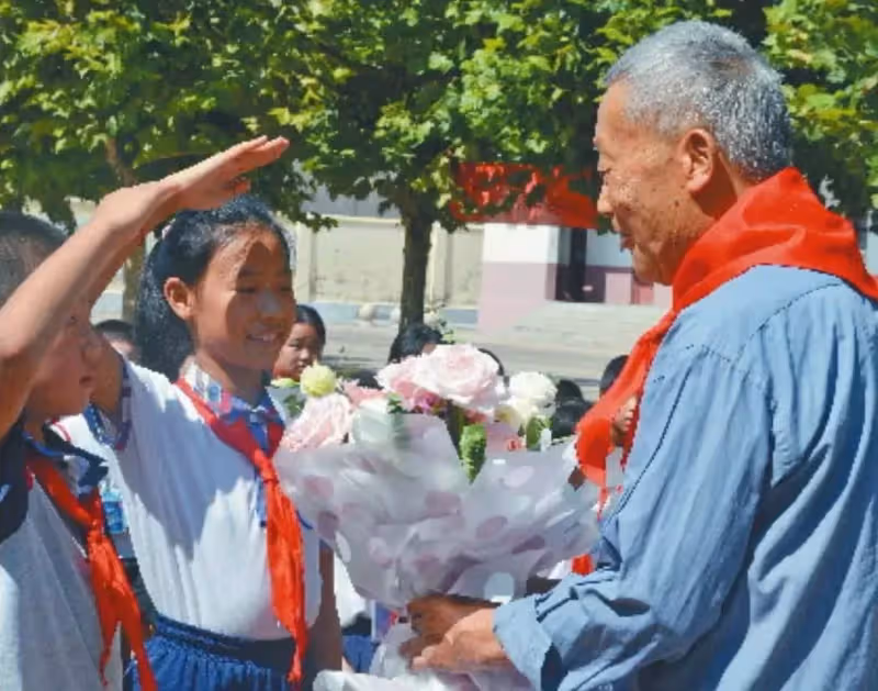 一雙布鞋穿30年,68年捐600萬幫2300多人,85歲老人為山區孩子奉獻終生