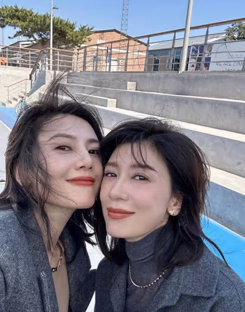 夢回《倚天屠龍記》!48歲賈靜雯43歲高圓圓曬合影,美得像雙胞胎