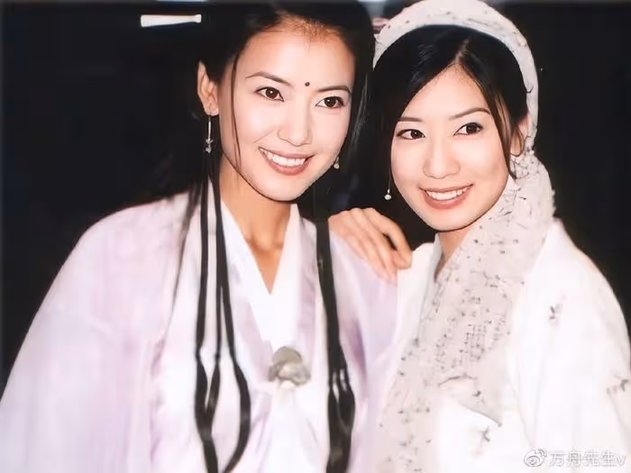 夢回《倚天屠龍記》!48歲賈靜雯43歲高圓圓曬合影,美得像雙胞胎