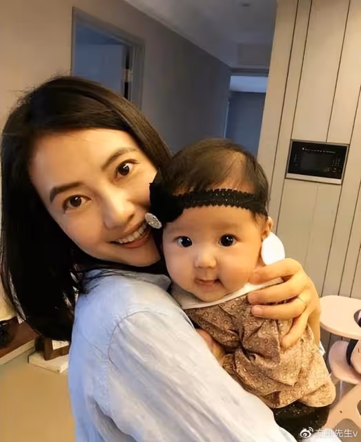 夢回《倚天屠龍記》!48歲賈靜雯43歲高圓圓曬合影,美得像雙胞胎