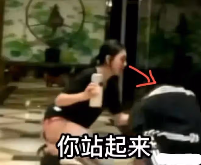 小S暴力拖拽舞蹈老師視頻曝光,小S憤怒地吼道:你不乖,就去死