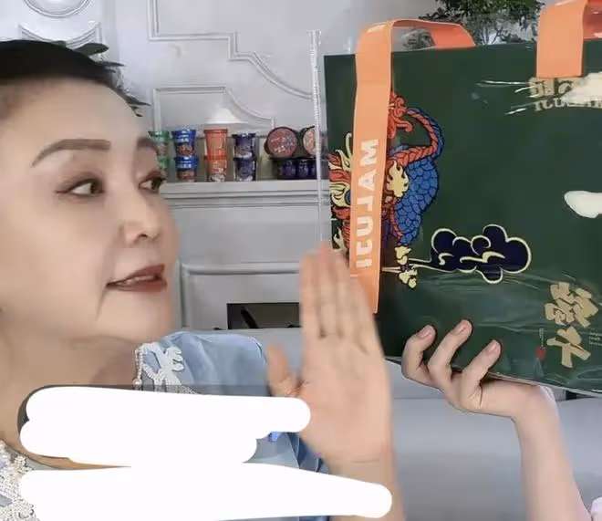 張蘭大笑,黃子佼一爆料,她就賺得盆滿缽滿,直播間放《好日子》