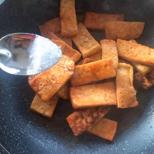 手把手教你把豆腐做出肉味來，酸甜入味特下飯，孩子超愛吃！