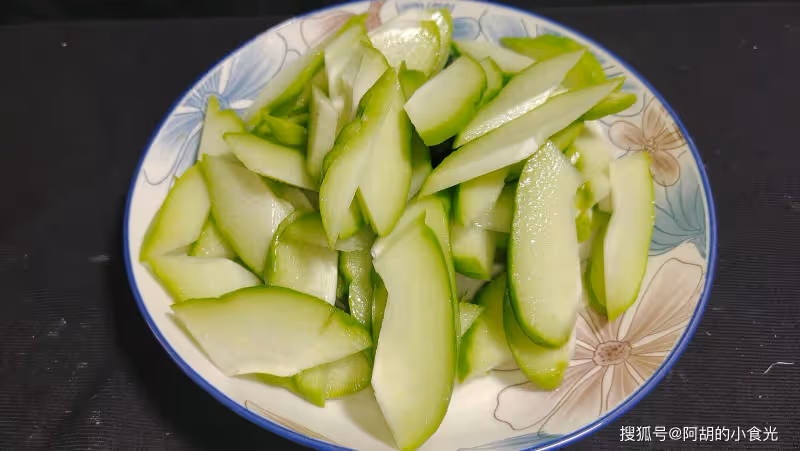 這菜南方人當寶貝,北方卻很少見!和木耳炒一盤,吃出好營養,吃到舔盤子