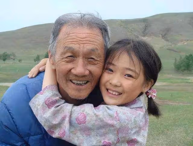 當年《暖春》里那個賺了無數觀眾眼淚的小花和爺爺現在怎樣了？