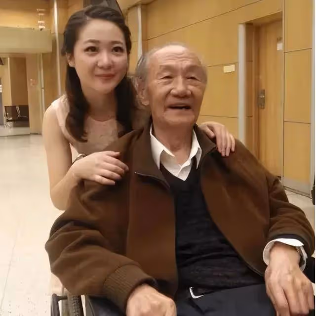 當年《暖春》里那個賺了無數觀眾眼淚的小花和爺爺現在怎樣了？