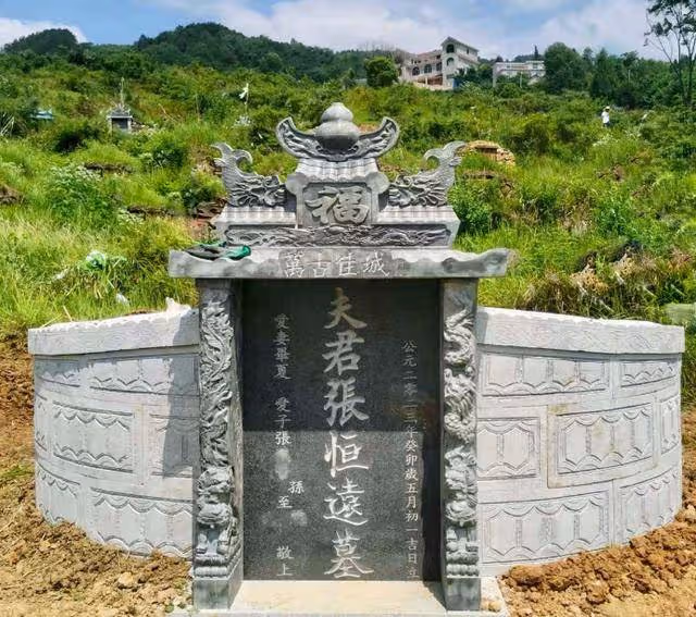 張恆遠葬禮結束後,畢夏曬墓碑照緬懷亡夫:會帶上你那份努力生活