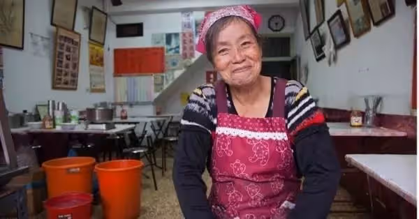 「愛心麵」一人堅持30年!阿嬤痛失老伴「獨撐店面幫助貧童」不計成本加量,孩子長大「紛紛回來報恩」