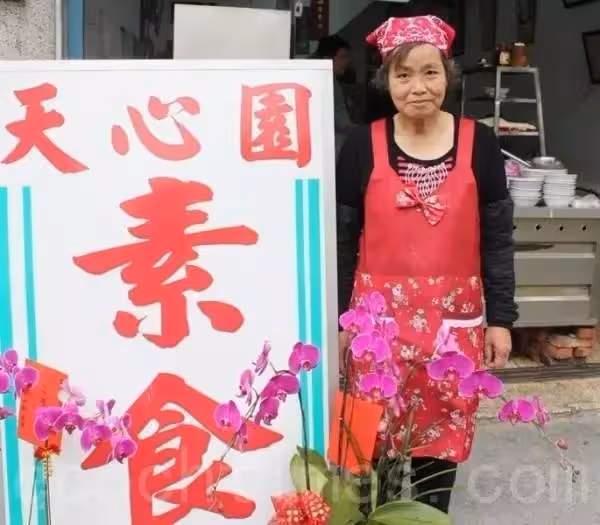「愛心麵」一人堅持30年!阿嬤痛失老伴「獨撐店面幫助貧童」不計成本加量,孩子長大「紛紛回來報恩」