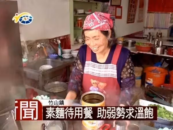 「愛心麵」一人堅持30年!阿嬤痛失老伴「獨撐店面幫助貧童」不計成本加量,孩子長大「紛紛回來報恩」