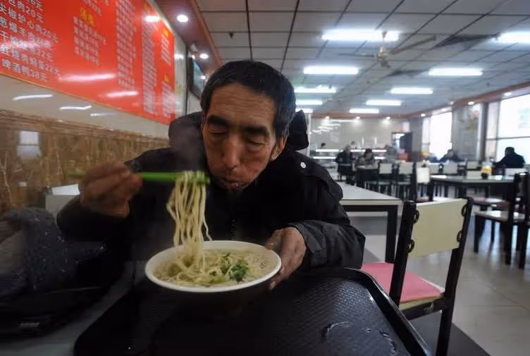 真正的富有!清潔工沒買過新衣服「每天一碗麵吃30年」!卻賣房改租屋資助37貧兒讀書:貧窮更懂付出,施比受更有福!