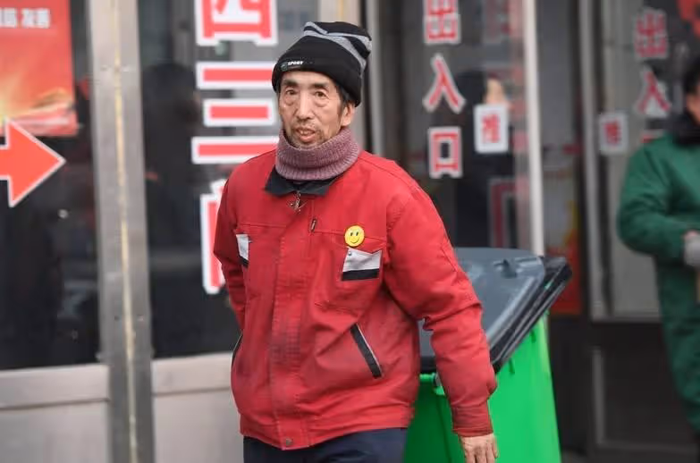 真正的富有!清潔工沒買過新衣服「每天一碗麵吃30年」!卻賣房改租屋資助37貧兒讀書:貧窮更懂付出,施比受更有福!