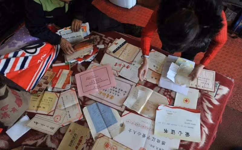 真正的富有!清潔工沒買過新衣服「每天一碗麵吃30年」!卻賣房改租屋資助37貧兒讀書:貧窮更懂付出,施比受更有福!