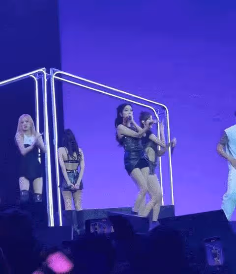 心疼jennie！演唱會面壁發獃翻白眼被曝光，從萬人迷秒變萬人嫌了